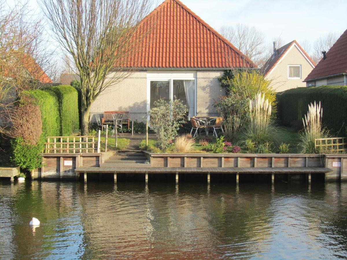 Detached Bungalow With Dishwasher At The Water Medemblik Exterior foto